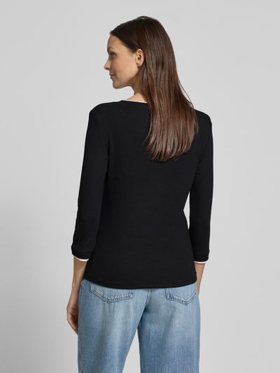 Frauenmodel trägt Longsleeve mit 3/4-Arm Modell 'Kalora' von Someday in Schwarz, Viskose-Elasthan-Mix, Slim-Fit, Rückenlänge 56 cm, Ganzkörperansicht Rückansicht.