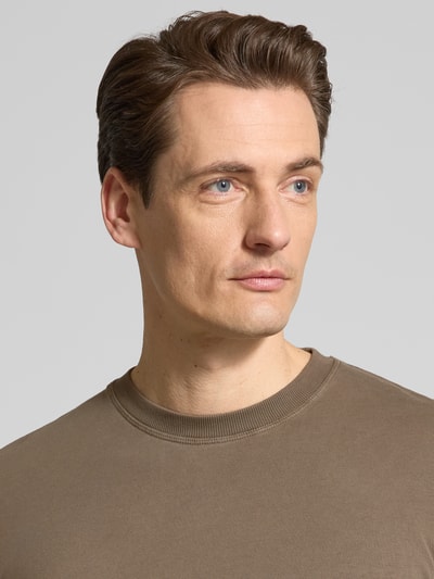 Männermodel trägt T-Shirt mit Rundhalsausschnitt von Drykorn in Braun, reine Baumwolle, Regular Fit, Nahaufnahme Oberkörper
