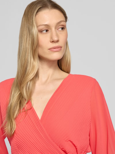 Frauenmodel trägt Kleid aus Viskose-Mix mit V-Ausschnitt von ZABAIONE, Semitransparent, Tailliert, Langärmelig, Nahaufnahme Oberkörper.