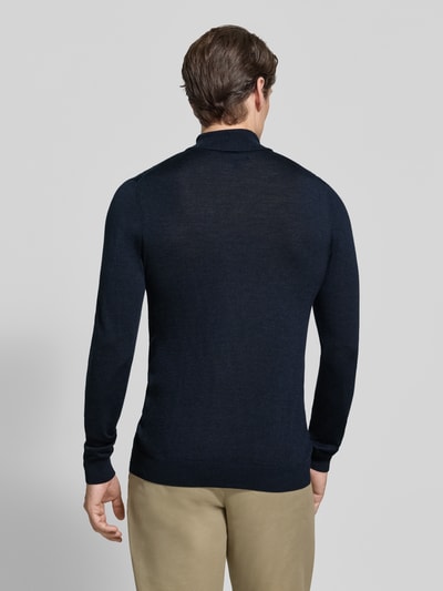 Männermodel trägt Slim Fit Rollkragenpullover aus reiner Baumwolle von Matinique in Dunkelblau, glatte Textur, Ganzkörperansicht Rückansicht. Rückenlänge 67 cm, Langarm, gerippte Abschlüsse, Logo-Label, Kontext Herren Rollkragenpullover.
