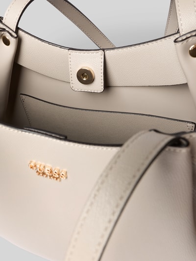 Produktfoto, Shopper mit herausnehmbarer Innentasche Modell 'AMORETTE 2 IN 1' von GUESS, beige Struktur, goldfarbenes Label-Detail, Magnetverschluss, Detailaufnahme, Damen Shopper Kontext: Hauptfach magnetisch, Reißverschluss-Innentasche, Schulterriemen 57 cm, Maße 43x38x9 cm.