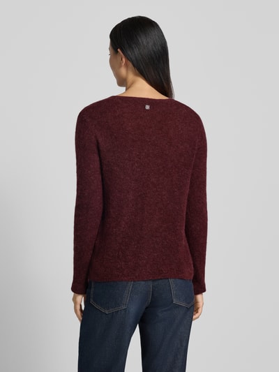 Frauenmodel trägt Slim Fit Strickpullover aus Material-Mix mit Woll-Anteil von MOS MOSH in dunklem Rot, glatte Textur, Ganzkörperansicht Rückansicht, Damen Strickpullover, V-Ausschnitt, elastische Abschlüsse, Rückenlänge 60 cm, Ärmellänge 64 cm