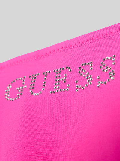 Produktfoto, Bikini-Hose mit Strasssteinbesatz Modell 'Violet' von Guess, pinker Elastischer-Material-Mix, silberner Logo-Detail.