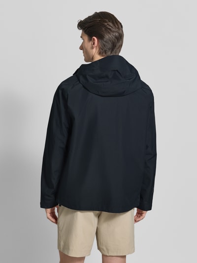 Mannenmodel draagt Regular Fit Jacke mit Logo-Print Modell 'Treeline' van PEAK PERFORMANCE, zwarte kleur, rugaanzicht, ganzkörperansicht rückansicht.
