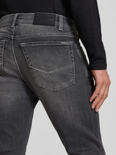 Männermodel trägt Straight Fit Jeans aus elastischem Baumwoll-Mix Modell 'Dijon' von Pierre Cardin in Grau mit 5-Pocket-Design, Detailaufnahme Rückansicht. Herren Jeans, Bundweite 41 cm, Innenbeinlänge 80 cm.