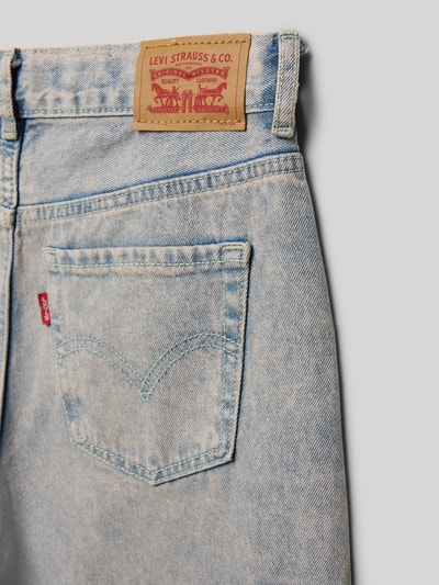 Produktfoto, Loose Fit Baggy Jeans aus reiner Baumwolle Modell 'BAGGY BARREL' von Levi’s® Kids, hellblauer Denim, 5-Pocket-Design, Label Patch, unifarbene Optik, strukturierte Oberfläche
