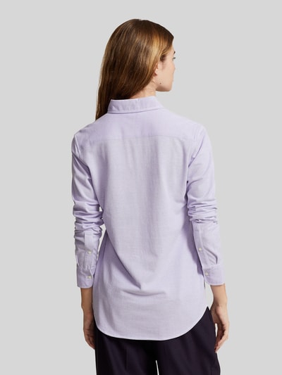 Modelka kobieca nosi Hemdbluse mit Label-Stitching od Polo Ralph Lauren, bawełna, krój slim fit, długi rękaw, widok całej sylwetki z tyłu.