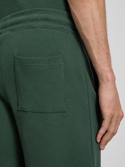 PROHIBITED Shorts mit Strukturmuster und Label-Stitching Dunkelgruen 3