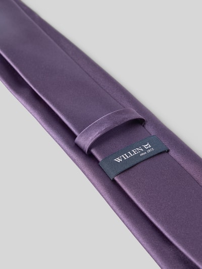 Produktfoto, Krawatte aus Seide (7,5 cm) von Willen in Lila mit Label-Detail, klassische Form, glatte Textur, reine Seide