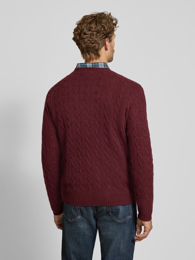 Męski model nosi Regular Fit Pullover aus Woll-Kaschmir-Mix von Polo Ralph Lauren, bordowy sweter, pleciony wzór, jeansy, Ganzkörperansicht Rückansicht.