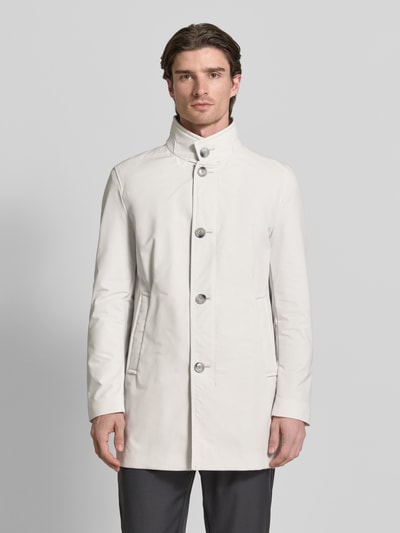 Mannenmodel draagt Regular Fit Mantel met Stehkragen Modell 'FYNN' van Strellson in effen wit, twill textuur, lange mouwen, voorkant, volledige lichaamsaanzicht.