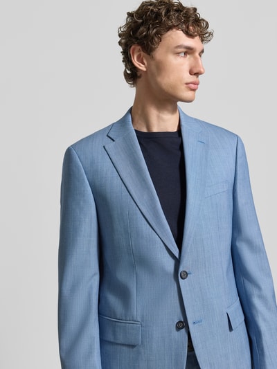 Mężczyzna nosi Slim Fit 2-Knopf-Sakko mit Pattentaschen Modell 'Grant' von Pierre Cardin z mieszanki żywej wełny, kolor jasnoniebieski, kołnierz z połami, kieszenie z patką; długość tyłu 74 cm, szerokość ramion 47 cm, długość rękawów 64 cm, krój slim fit; Nahaufnahme górnej części ciała z przodu.