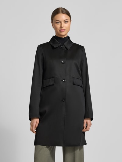 Frauenmodel trägt Regular Fit Mantel mit Umlegekragen Modell 'Mina' von CINQUE in Schwarz, glatte Textur, Pattentaschen, Ganzkörperansicht von vorne.