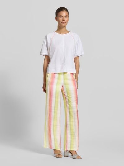 Frauenmodel trägt Wide Fit Stoffhose aus Viskose-Mix mit Tunnelzug von Marc Cain, moderne Streifen, Eingrifftaschen, Ganzkörperansicht von vorne.