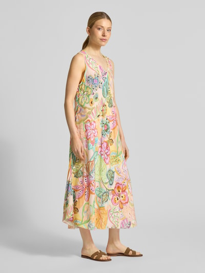 Kobiece modelka nosi Midikleid mit V-Ausschnitt von Emily Van den Bergh z czystej wiskozy, prosty krój, długość tyłu 122 cm, szerokość w rozmiarze 36: 45 cm, wzorzysta, kolorowa powierzchnia, widok całej sylwetki z przodu