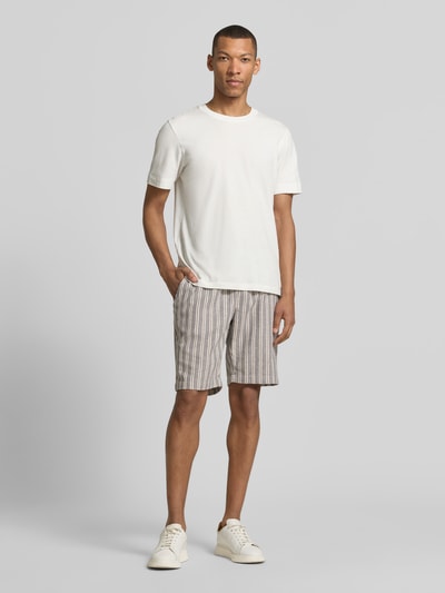 Männermodel trägt Bermudas mit Gesäßleistentasche und Kordelzug von MCNEAL aus Baumwoll-Mix, gestreift, Ganzkörperansicht von vorne.
