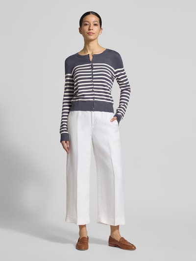 Frauenmodel trägt Strickjacke aus Viskose-Mix mit Streifenmuster von Christian Berg Woman, Regular-Fit, Rundhalsausschnitt, Knopfleiste, Ganzkörperansicht von vorne.