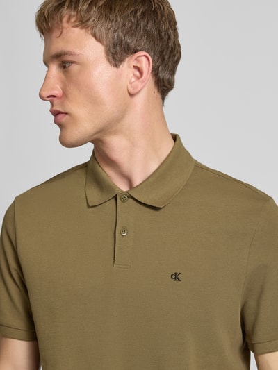 Männermodel trägt Straight Fit Poloshirt mit Label-Stitching von Calvin Klein Jeans, Reine Baumwolle, Polokragen, Nahaufnahme Oberkörper