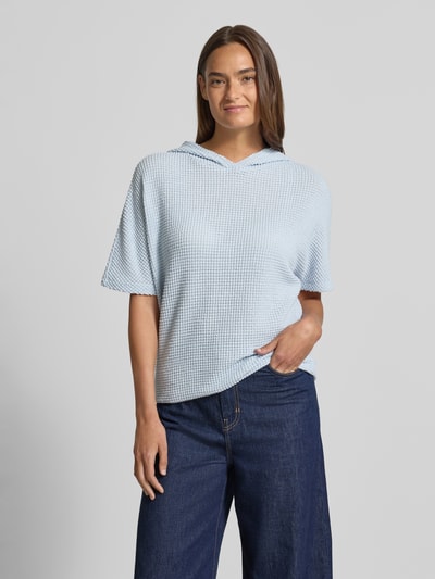 Frauenmodel trägt Strickshirt mit Kapuze Modell 'Gikaria' von OPUS, hellblau, Strukturmuster, Relaxed Fit, Nahaufnahme Oberkörper.