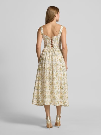Männermodel trägt Cocktailkleid im Allover-Look mit Karree-Ausschnitt von LACE & BEADS aus bawełna, linia a, sukienka midi, długość tyłu w rozmiarze S: 106 cm, szerokość w rozmiarze S: 43 cm, wzór na całej powierzchni, prostokątny dekolt, Ganzkörperansicht Rückansicht.
