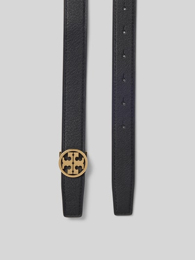 Produktfoto, Gürtel mit Logo-Detail von Tory Burch aus schwarzem Leder mit Strukturmuster, eckige Spitze, Pinschließe, zweiseitiges Design, Breite 2 cm