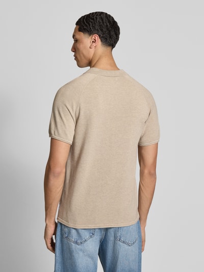 Männermodel trägt Regular Fit Poloshirt mit Strukturmuster Modell 'HILL' von Jack & Jones aus reiner Baumwolle, Rückenlänge 66 cm, Ganzkörperansicht Rückansicht.