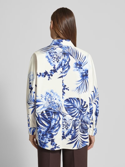 Vrouwenmodel draagt Regular Fit Blouse in allover-look model 'BATWING TROPICS' van Fynch-Hatton van zuivere katoen, rugaanzicht