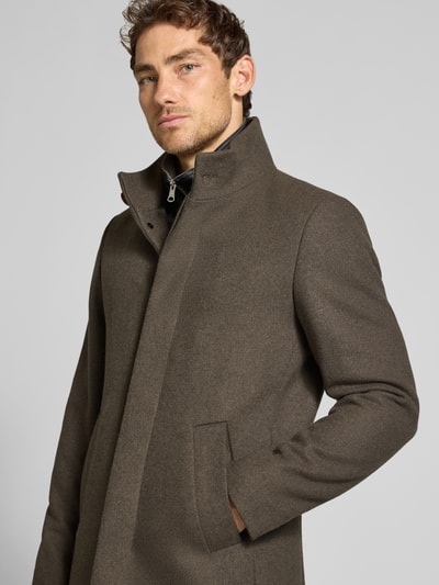 Männermodel trägt Regular Fit lange jas van katoenmix met viscose, Model 'Harvey' van Matinique, opstaande kraag, knoop- en ritssluiting, kleur bruin, gladde textuur, ruglengte maat M 90 cm, schouderbreedte 37 cm, borstwijdte 52 cm, mouwlengte 67 cm, Nahaufnahme Oberkörper.