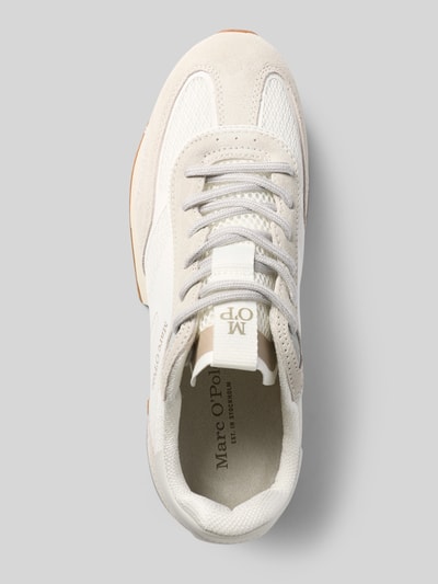 Produktfoto, Low Top Sneaker aus echtem Rindsleder von Marc O'Polo in Unifarbe, abgerundete Schuhspitze, Veloursleder, Label Print, Schnürung, leicht profilierte Sohle, flacher Absatz, Obermaterial in hellem Beige mit textiler Struktur