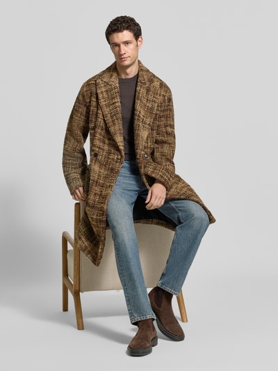 Männermodel trägt model 'MATESSO' lange jas van DRYKORN, materiaalmix met wol, regular fit, met dubbele rij knopen, reverskraag, bruin-beige tinten, rechte vormen, zichtbare textuur, ganzkörperansicht von vorne.