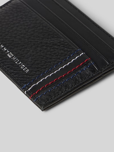 Produktfoto, Kartenetui aus echtem Rindsleder von Tommy Hilfiger mit unifarbener Optik, Kontrastnähten und Label Print, Detailaufnahme