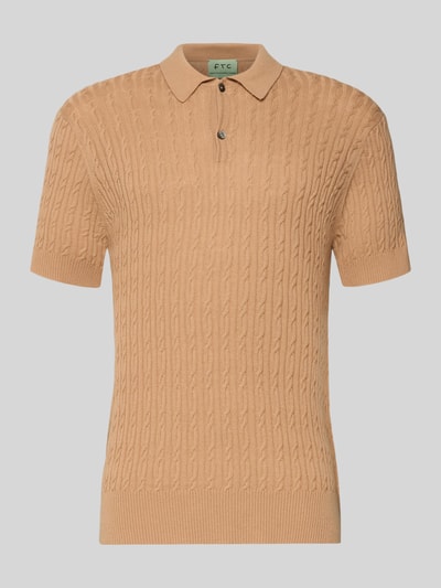 Produktfoto, Slim Fit Kurzarm Pullover mit Kaschmir-Anteil in Strick-Optik von FTC-Cashmere, beigefarbener Baumwoll-Mix mit Lyocell und Kaschmir-Anteil, Polo-Kragen, elastische Abschlüsse, rippige Strick-Textur, Rückenlänge 69 cm bei Größe 50.