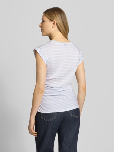Frauenmodel trägt Slim Fit T-Shirt aus reiner Baumwolle Modell 'EVKA' von BOSS, Optik: unifarben, Muster: gestreift, Ganzkörperansicht Rückansicht.