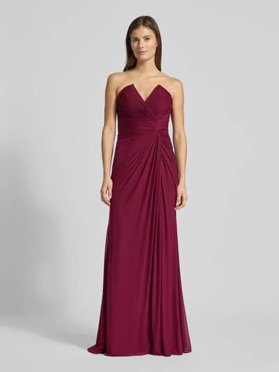 Frauenmodel trägt Regular Fit Abendkleid mit Gehschlitz von Mascara, bordeaux, Mesh, schulterfrei, Raffungen, Nahtreißverschluss, Ganzkörperansicht von vorne.