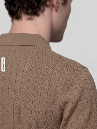 Männermodel trägt Poloshirt mit kurzem Reißverschluss und Polokragen von MCNEAL aus reiner Bio-Baumwolle, Detailaufnahme Rückansicht.