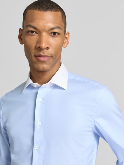 Männermodel trägt Slim Fit Business-Hemd mit Kentkragen von ETERNA aus Reine Baumwolle, Knopfleiste, Sportmanschetten, Nahaufnahme Oberkörper. Rückenlänge: 80 cm, Schulterbreite: 44 cm, Ärmellänge: 70 cm, Größe 40.