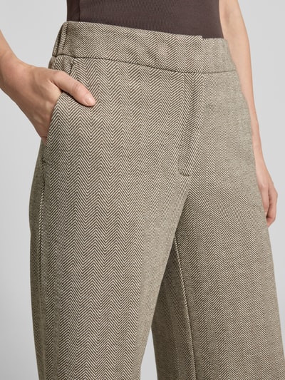 Frauenmodel trägt Weite Hose mit Viskose-Anteil von s.Oliver BLACK LABEL mit feinem Zickzackmuster in Beige und Braun, Nahaufnahme Oberkörper. Kontext: Damen Weite Hose von s.Oliver BLACK LABEL