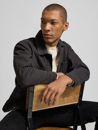 Männermodel trägt Jeansjacke mit borstzakken Model 'RONNY' van khujo, puur katoen, regular fit, knoopsluiting, nahaufnahme oberkörper.