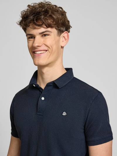 Męski model nosi Regular Fit Poloshirt mit Logo-Stitching od Superdry, ciemny granat, bawełna, kołnierzyk polo, krótki rękaw, widok na górną część ciała z przodu.