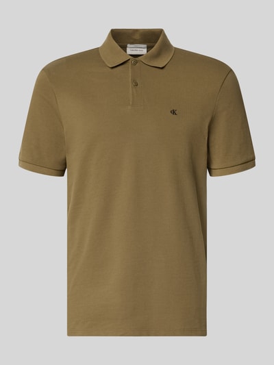 Produktfoto, Straight Fit Poloshirt mit Label-Stitching von Calvin Klein Jeans aus reiner Baumwolle in Khaki mit Polokragen und gerippten Ärmelabschlüssen