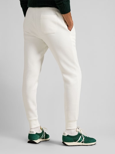 Männermodel trägt Tapered Sweatshorts aus Baumwoll-Mix von Polo Ralph Lauren, unifarben, Sweatstruktur, Ganzkörperansicht Rückansicht.