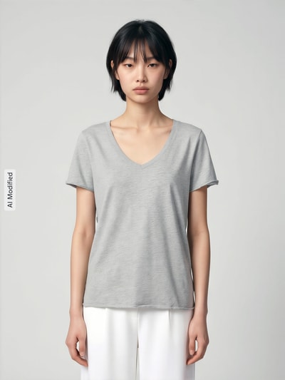 Frauenmodel trägt Regular Fit T-Shirt aus reiner Baumwolle von Marc O'Polo Denim in Melange-Optik, V-Ausschnitt, Slub Jersey, Nahaufnahme Oberkörper, KI-modifiziertes Bild.