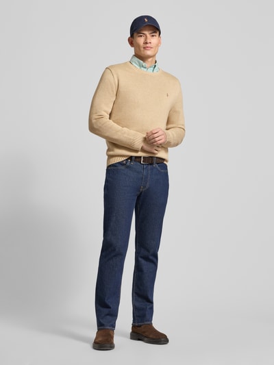 Männermodel trägt Strickpullover mit gerippten Abschlüssen von Polo Ralph Lauren, Reine Baumwolle, Regular-Fit, Ganzkörperansicht von vorne