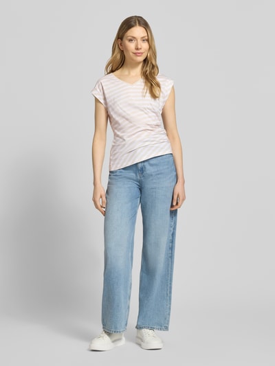 Frauenmodel trägt Damen T-Shirt von BOSS, Slim-Fit, Optik: Unifarben, Muster: Gestreift, reine Baumwolle, Ganzkörperansicht von vorne.