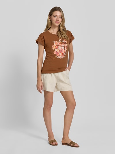 Frauenmodel trägt Damen T-Shirt mit Motiv-Print Modell 'RINA' von Soyaconcept, braun, Baumwoll-Elasthan-Mix, Regular-Fit, Ganzkörperansicht von vorne.