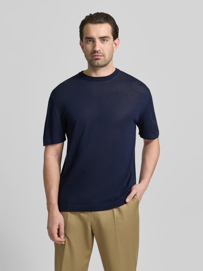 Männermodel trägt T-Shirt mit geripptem Rundhalsausschnitt von CRUNA in Dunkelblau, reine Baumwolle, Regular Fit, Ganzkörperansicht von vorne