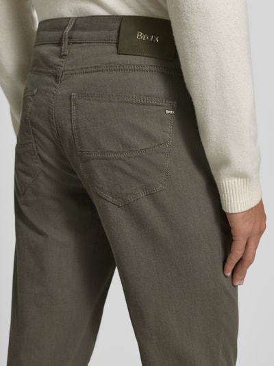 Männermodel trägt Slim Fit Stoffhose mit 5-Pocket-Design Modell 'Cadiz' von Brax, Baumwoll-Mix mit Stretch-Anteil, Detailaufnahme Rückansicht.
