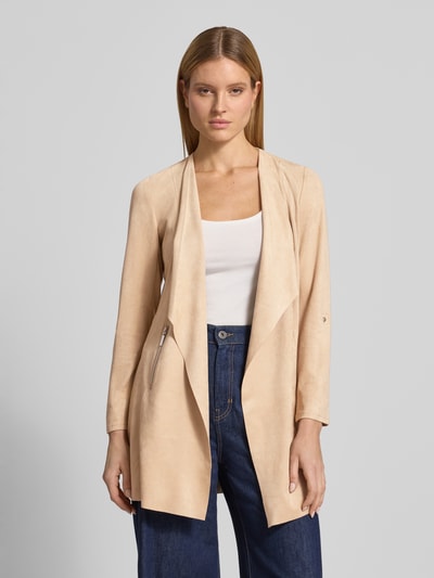 Vrouwenmodel draagt Longblazer in lockere pasvorm met ritszakken van Betty Barclay, licht beige, materiaalmix met stretch, leerlook, los model, ruglengte 82 cm, borstwijdte 48 cm, mouwlengte 60 cm, frontale bovenlichaamsclose-up.