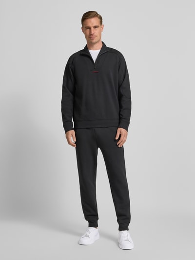 Męski model nosi Regular Fit Sweatshirt aus Baumwoll-Mix Model 'ATLAS' od HUGO, jednokolorowy, nadruk z logo, kołnierz zapinany, długie rękawy, dzianina dresowa, mieszanka bawełny, całkowity widok z przodu.