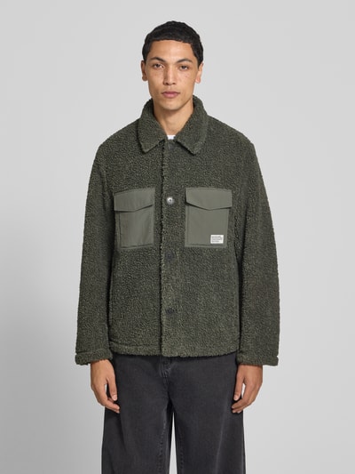 Männermodel trägt Regular Fit Hemdjacke mit Brustleistentaschen von Marc O'Polo in Olivgrün, Struktur in Teddy-Optik, Ganzkörperansicht von vorne. Herren Hemdjacke von Marc O'Polo DENIM